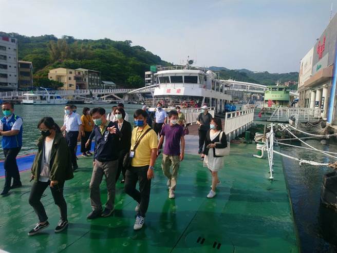 搭船行人从10月20日起改从鼓山鱼市场全新候船室进出。（翻摄照片／高雄洪靖宜传真）