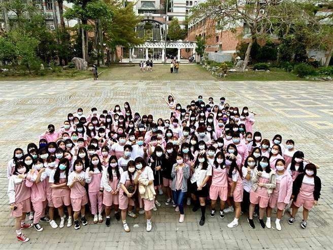 苗栗县卓兰高中举办全校师生健走活动。（谢明俊摄）