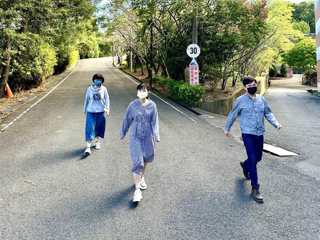 苗栗县卓兰高中举办全校师生健走活动。（谢明俊摄）