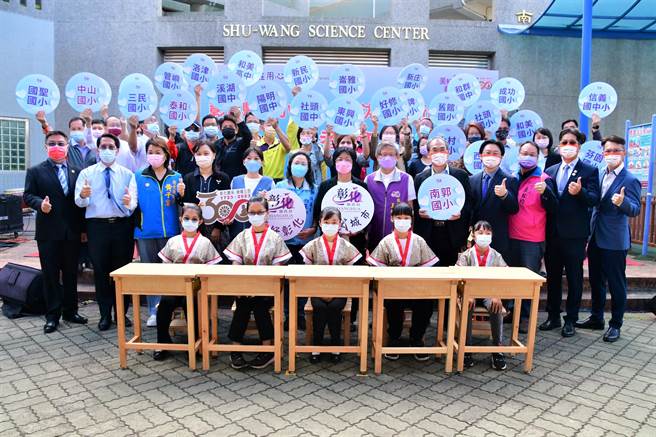 彰化县政府一口气补助72所学校，依学生的身高和人体工学，汰换老旧课桌椅1万9374套。（吴敏菁摄）