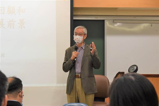 政治大學東亞研究所名譽教授邱坤玄19日發表「馬習會的歷史回顧和兩岸關係的發展前景」專題演講。（陳冠宇攝）