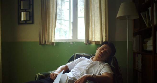 《海鸥来过的房间》片中演出作家的黄栢豪，实为澳门大腕级剧场导演。（海鹏提供）