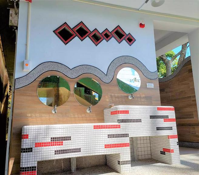 新竹县政府争取教育部国民及学前教育署「老旧厕所整修工程计画」补助，针对8所学校改善老旧厕所，并导入空间美感教育，其中五峰乡花园国小竹林分校就以泰雅族传统色彩为基础打造，展现原民特色。（图/ 中央社）