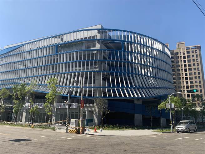 新建的大里区东荣停车场将于11月1日启用，月票定价为每月2800元，部分民眾认为太贵，引发民怨。（李天生提供／张亦惠台中传真）