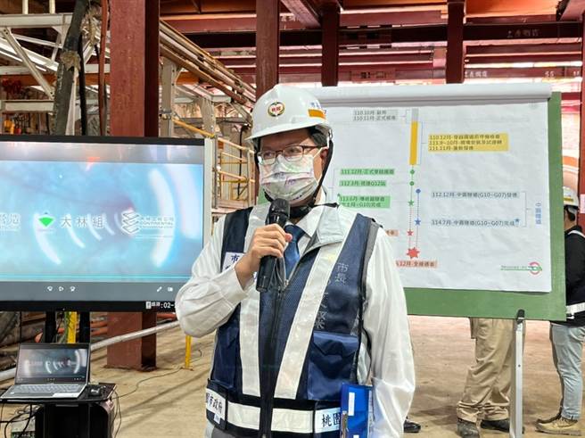 桃园市长郑文灿今也到工区亲自视察，并到垂直工作井查看刚换上的切刃盘。（陈梦茹摄）