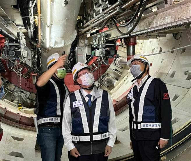 桃园市长郑文灿（中）今也到工区亲自视察，并到垂直工作井查看刚换上的切刃盘。（陈梦茹摄）