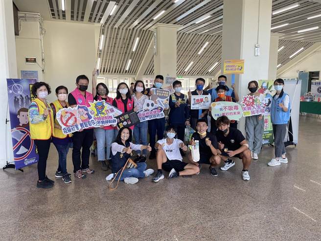 台中市政府警察局为强化年轻学子的犯罪预防知识，19日至台湾体育大学，进行校园犯罪宣导与捐血活动，吸引青年学子参加。（台中市警察局提供／张妍溱台中传真） 