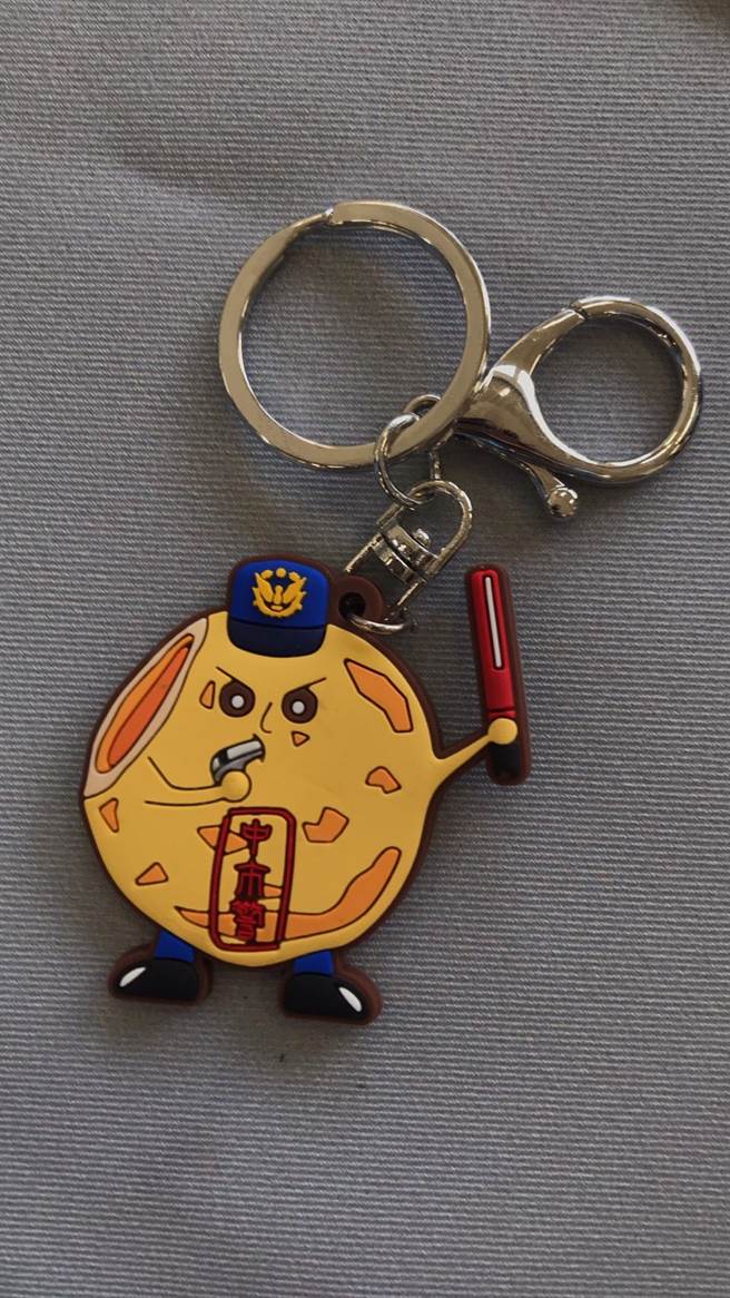 保四女警詹昀璇设计的「太阳饼警察钥匙圈」宣导小物，让青年学子爱不释手。（台中市警察局提供／张妍溱台中传真）