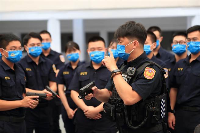 新修警械使用条例今天上路，图为警专学员使用枪械情境训练。（警政署提供）