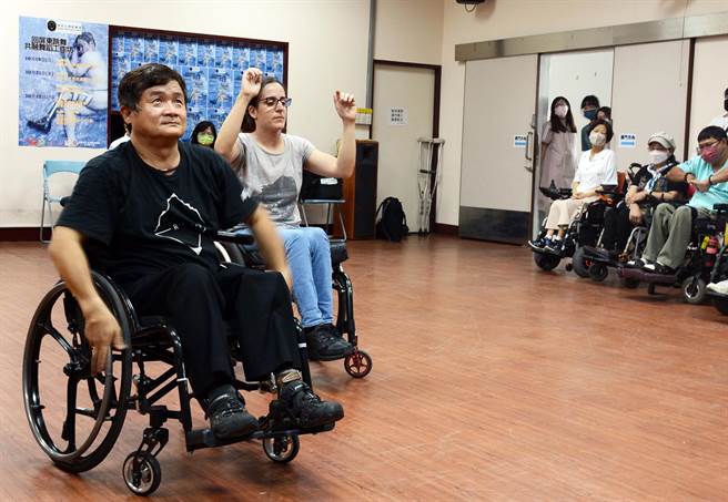 郑佑承（左）在轮椅上舞动身体，也舞出自己的精彩人生。（林和生摄）