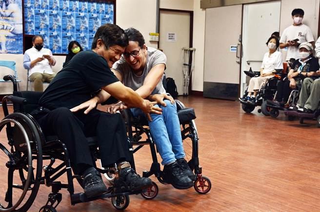 郑佑承（左）尽情跳舞，同时鼓励一旁身障者能勇敢追梦。（林和生摄）