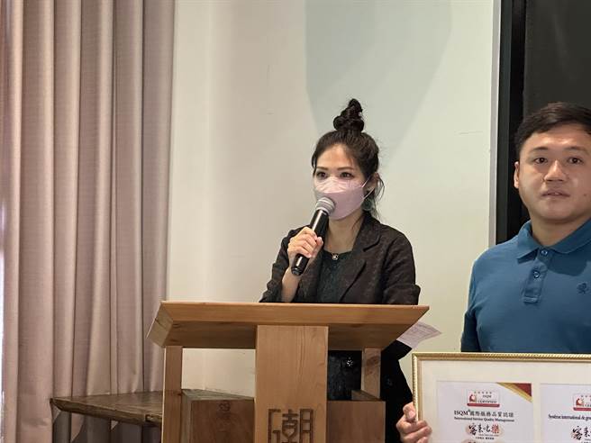 歷经3个月培训及筛选，台东铁花商圈共有11家业者取得ISQM国际服务品质认证。（蔡旻妤摄）