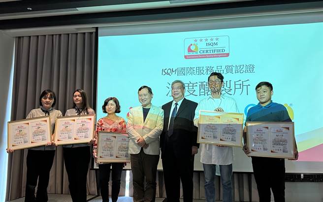 歷经3个月培训及筛选，台东铁花商圈共有11家业者取得ISQM国际服务品质认证。（蔡旻妤摄）