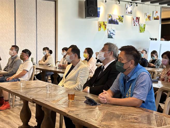 歷经3个月培训及筛选，台东铁花商圈共有11家业者取得ISQM国际服务品质认证。（蔡旻妤摄）