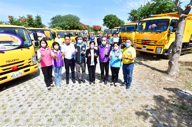 彰化县清洁队再添生力军，彰县府投入7376万2000元，垃圾车、资源回收车、抓斗车等，共22辆，让乡镇市公所有好的器材进行环境的维护。（吴敏菁摄）