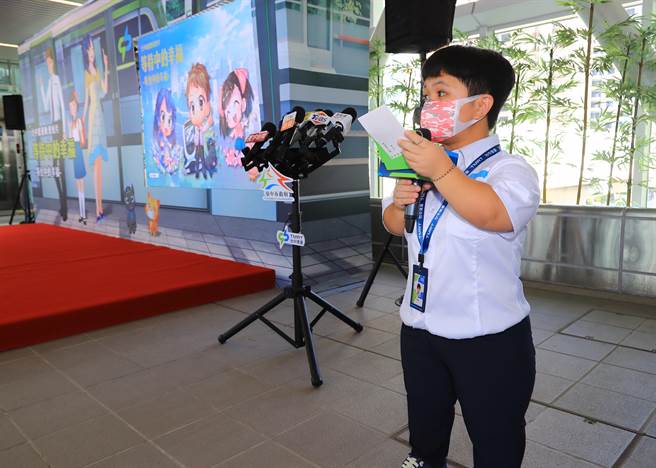 獲選為模範身心障礙勞工的紀亭君常在中捷公司重要活動擔任主持人。（中捷公司提供／張亦惠台中傳真）