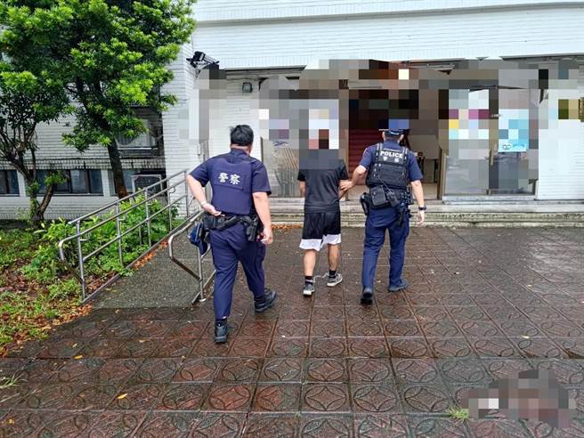 遭台南地方法院通缉的19岁杨姓男子日前深夜驾车在花莲市区行驶，逆向违规停车见巡逻员警拦查时，还加速逃逸，但最后仍被警方逮到，依法移送台南地院归案。（花莲警分局提供／罗亦晽花莲传真）