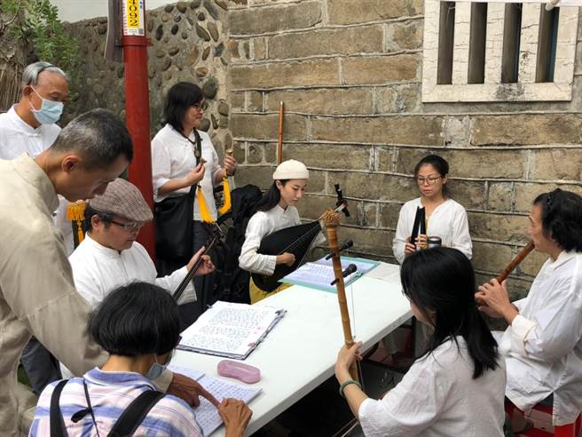 435驻村艺术家南薰阁团队，带领大家认识南管。（新北市文化局提供）
