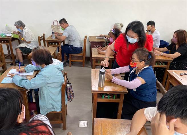 潮州就服中心带民眾掌握数位工具，疫情下逆风提升「薪」能力。(潮州就业中心提供)