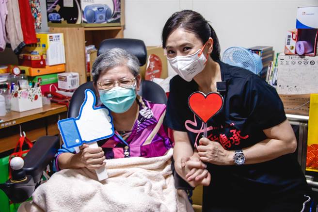 翁虹（右）10月返台后便联络协会秘书长纪宝如（左），一同去探视长者、尽一份心力。（台湾优质生命协会提供）