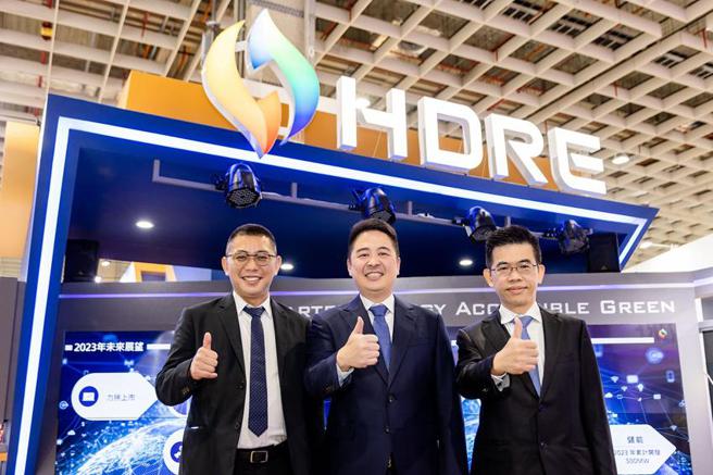 （泓德能源参加台湾国际智慧能源周，此次将业界首创的战情室移师现场。左起为泓德能源总经理周仕昌、董事长谢源一、技术长罗天赐。图／泓德能源提供）