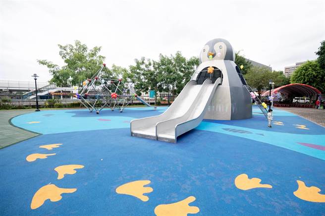 超过6公尺高的企鹅造型溜滑梯。（新店区公所提供／李奇叡新北传真）