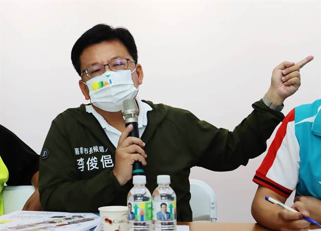 民进党嘉义市长候选人李俊俋19日再度针对嘉义市铁路高架化自筹款、嘉义文创园区等议题质疑嘉义市长黄敏惠，并批市府执行力太差。（吕妍庭摄）
