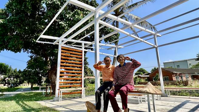 住在附近的庄登禄（左）、庄谢玉馨（右）夫妇俩每天热心帮忙照顾绿艺长堤公园环境。（张毓翎摄）