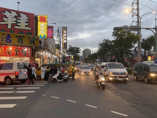 救护人员赶抵将身体不适的幼童送医。（民眾提供）
