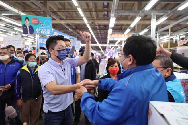 蒋万安(中)扫万华市场与摊商紧紧握手，也提醒着自己绝对不能辜负市民的期望。（图／取自蒋万安脸书）