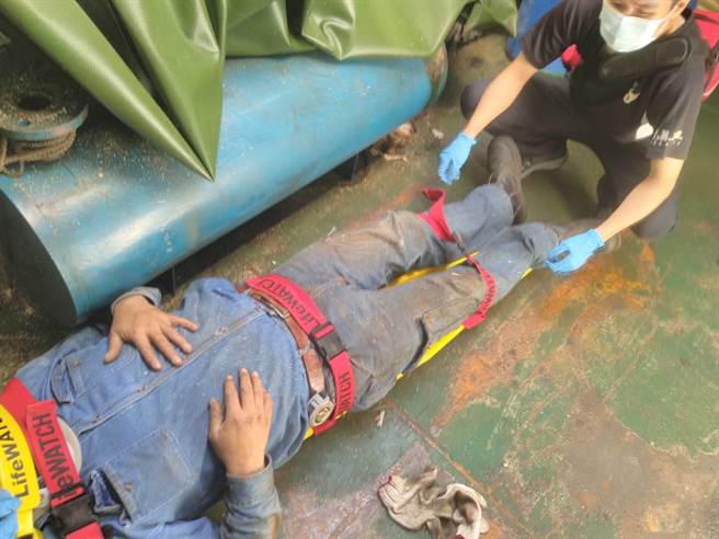 刘姓维修员进行船舶维修作业时，不慎从约5公尺高的甲板上摔落一楼甲板，造成胸椎与腰椎粉碎性骨折。(台中港务消防队提供)