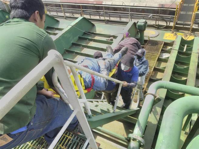 警消获报赶抵现场，紧急将伤者送医救治。(台中港务消防队提供)