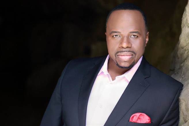 台北市立交响乐团制作歌剧《奥泰罗》，将在本周五、周日登场，票券已完售，但因演出人员健康因素，剧中的「亚果」一角将由男中音莱斯特．林区（见图，Lester Lynch）代打演出，现在他人正在从美国飞来台湾的飞机上，可说是挑战不可能的任务。（北市交提供）