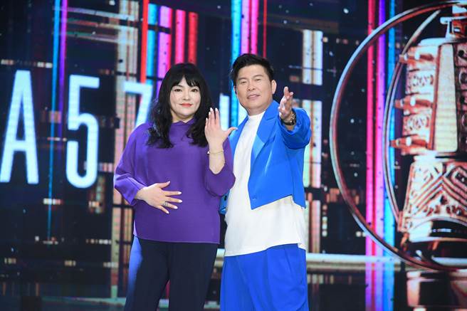 曾國城（右）、唐綺陽將主持金鐘57節目類頒獎典禮，2人今天進行開場秀彩排。（三立提供）