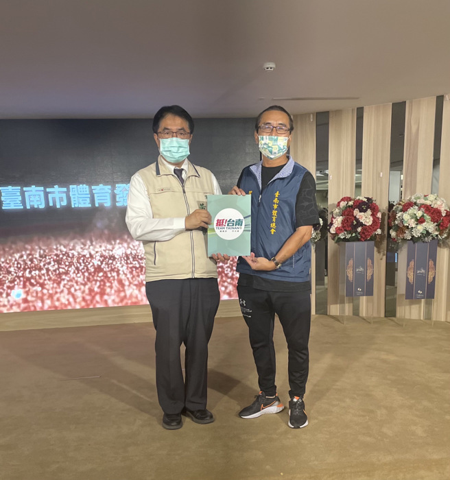 體育總會亦邀請黃偉哲授予競選連任後援會各會長聘書，授證代表有體育界後援會吳志祥總會長。(台南市體育總會提供)