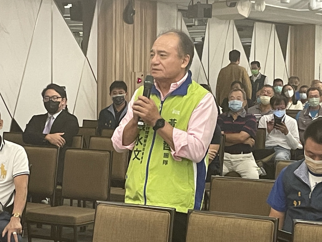 國際跆拳道九段教練，一般休閒運動後援會長張永文，感謝黃偉哲從體育處到體育局出很多力。(台南市體育總會提供)