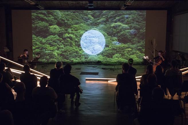 以「音乐风格无差别」为理念的再壹波艺术节，今年迈入第四届，场地选定在台南总爷艺文中心，再次依照着城市文化与建筑空间，为观眾打造多样听觉体验。图为作曲家林芳宜作品《异托邦的素描本》在德国演出画面。（再壹波艺术节提供）