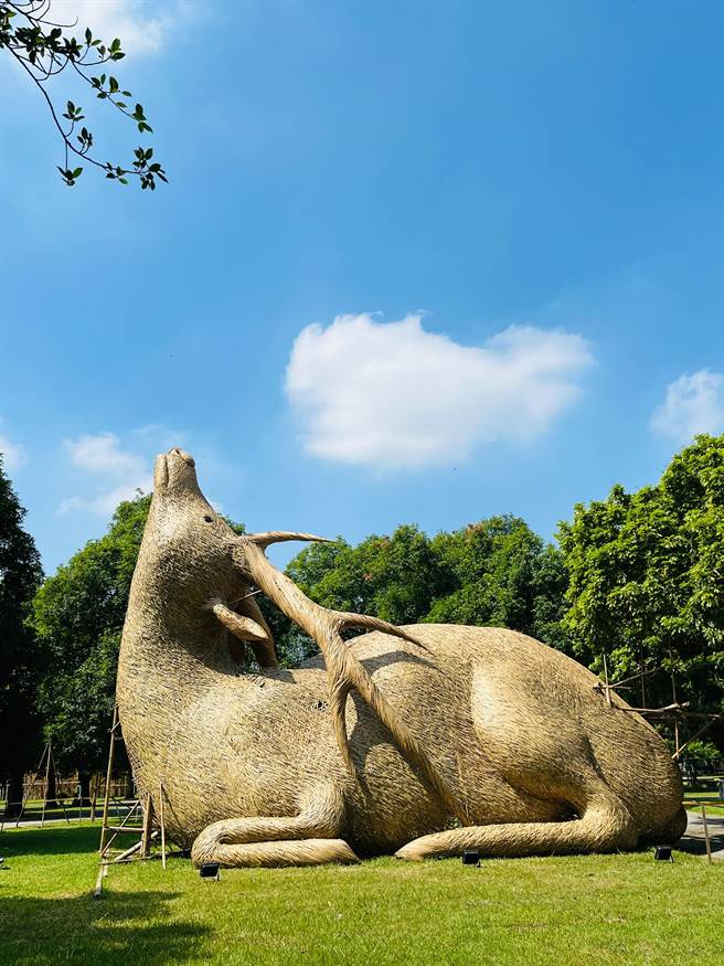 再壹波艺术节本周末开跑，图为户外装置艺术作品《醒祂：你的鹿／我的路》。（再壹波艺术节提供）