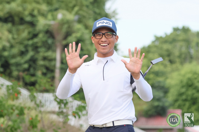 谢继贤在肇喜登峰巡迴环台公开赛第二回合，打出10博蒂、无柏忌的62杆佳绩，追平比赛场地台中高尔夫球场最低杆纪录，以及创下个人生涯新低，两回合总杆136杆衝上并列领先。（TPGA提供）