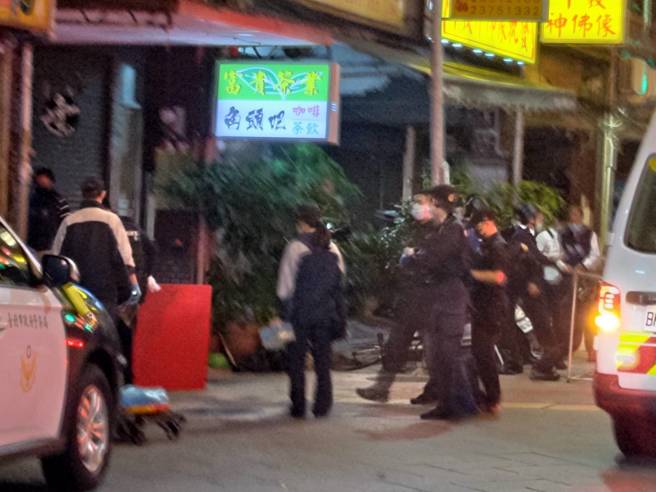 北市万华区19日接连发生枪击案，警匪对峙之下，枪手举枪自尽。（图／陈鸿伟摄）