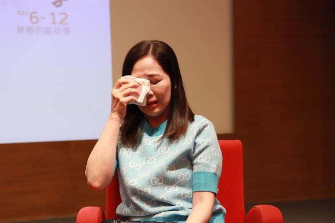 林秀玲见到龙劭华身影忍不住哭泣。（大爱提供）