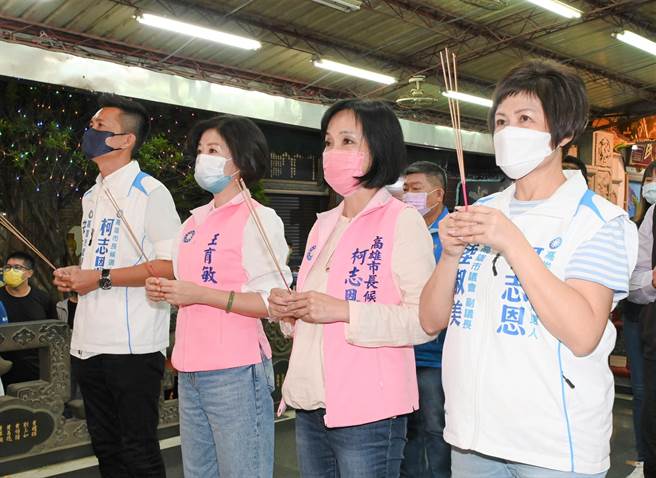 国民党高雄市长候选人柯志恩（右二）、高雄市副议长陆淑美（右）19日到冈山区寿天宫祈福。（林瑞益摄）