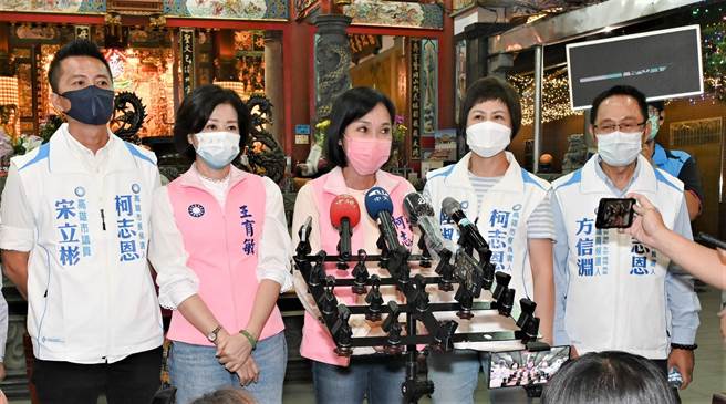 国民党高雄市长候选人柯志恩（中）19日到冈山区寿天宫参加造势活动。（林瑞益摄）