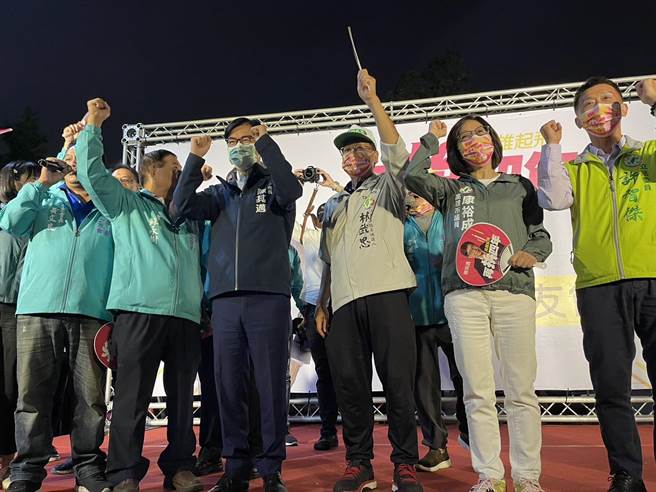 2022九合一大选将至，近期各界纷纷成立后援会，力挺高雄市长陈其迈连任，「迈迈里长之友会」19日正式成立，现场共有110多位里长及超过400位民眾到场支持。（洪浩轩摄）