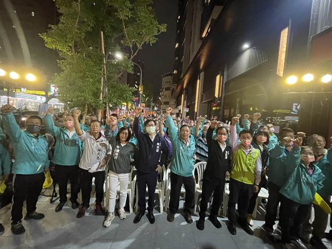 2022九合一大选将至，近期各界纷纷成立后援会，力挺高雄市长陈其迈连任，「迈迈里长之友会」19日正式成立，现场共有110多位里长及超过400位民眾到场支持。（洪浩轩摄）