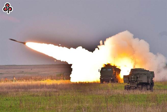 图为美国生产的高机动性多管火箭系统（HIMARS，简称海马斯）。（摘自洛克希德马丁公司官网）