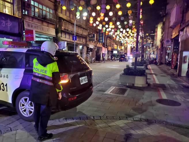 北市万华区19日接连发生枪击案，警方正封锁事故现场调查中。（图／陈鸿伟摄）