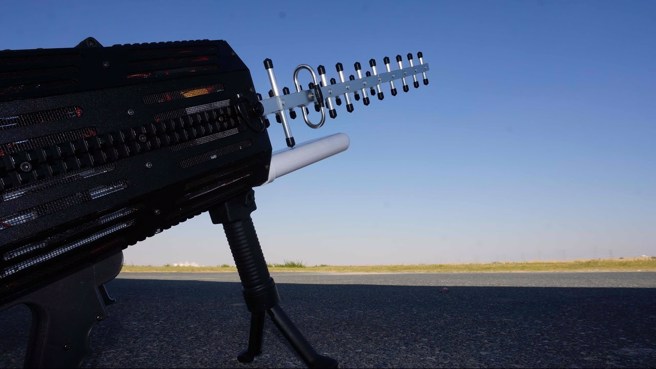 信號干擾器會發出強烈指向式電波，以干擾無人機的操作。(圖/美國陸軍)