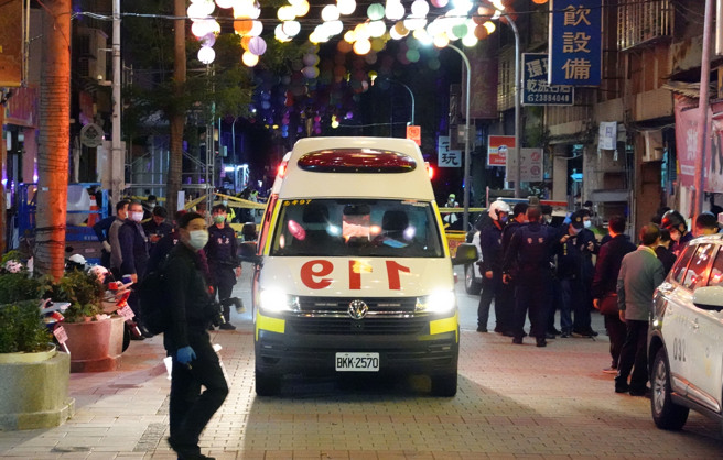 台北市万华地区19日晚间发生枪击事件，大批警力布署在艋舺青山宫，警匪对峙一段时间后，枪手最后自戕，警方亦紧急将伤者送医。（姚志平摄）