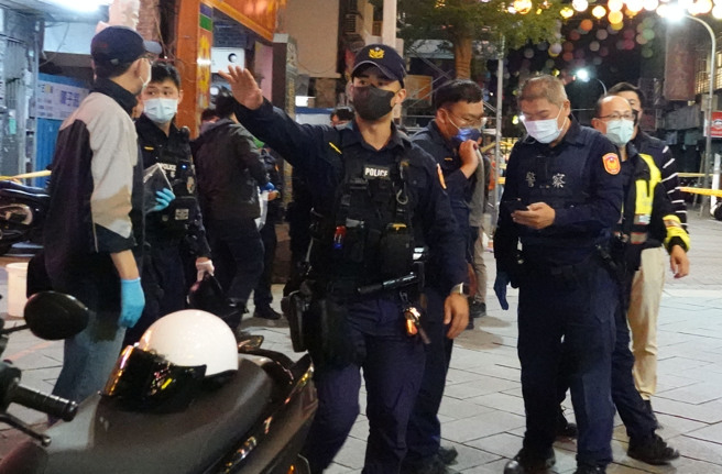 台北市万华地区19日晚间发生枪击事件，大批警力布署在艋舺青山宫，警匪对峙一段时间后，枪手最后自戕，警方亦紧急将伤者送医。（姚志平摄）
